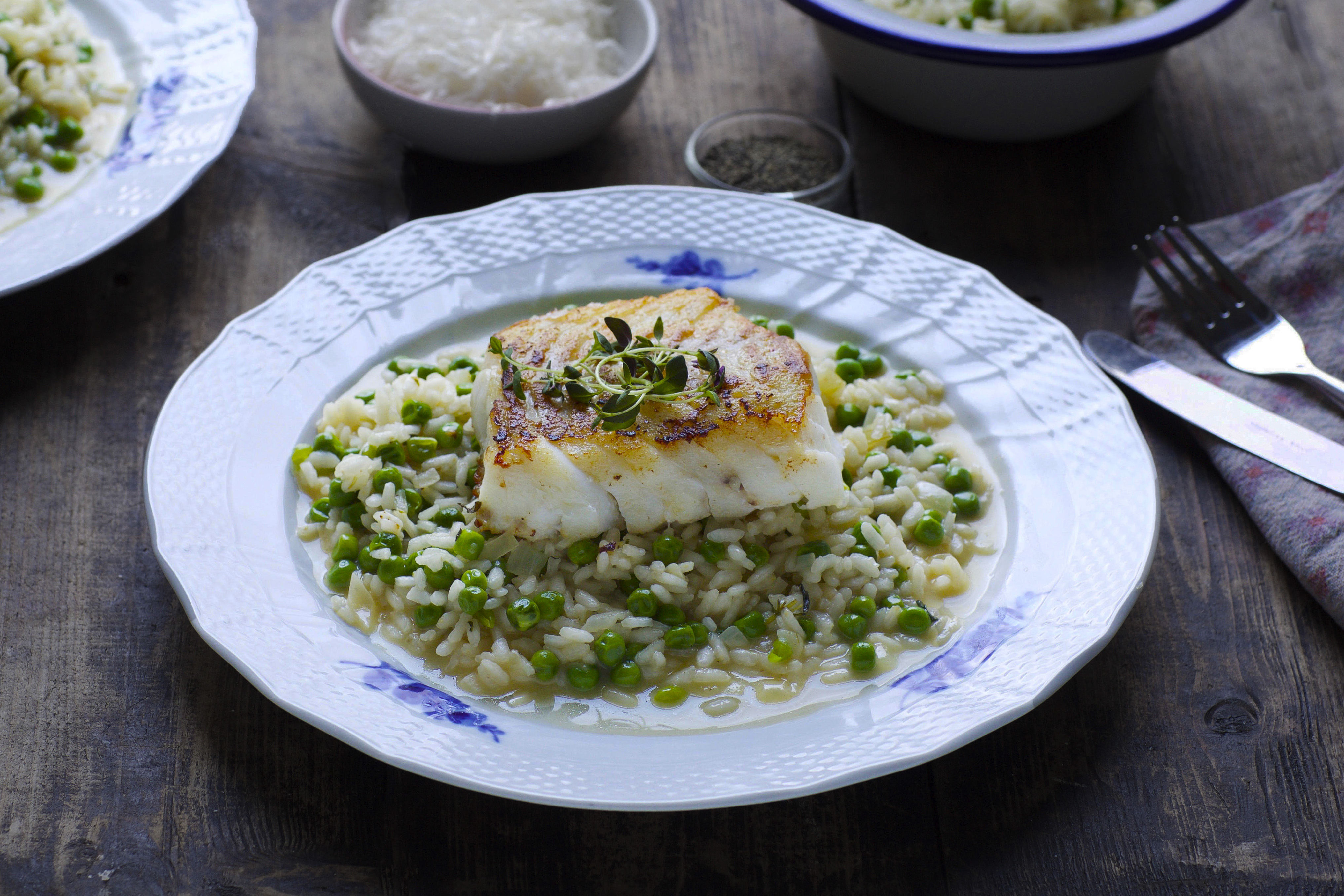Panstekt torsk serverad med sammetsmjuk risotto med smak av timjan och ärtor är en oslagbar kombination. Prova en dag där när du känner för något extra gott, eller servera – och imponera! – när du har gäster vid bordet.