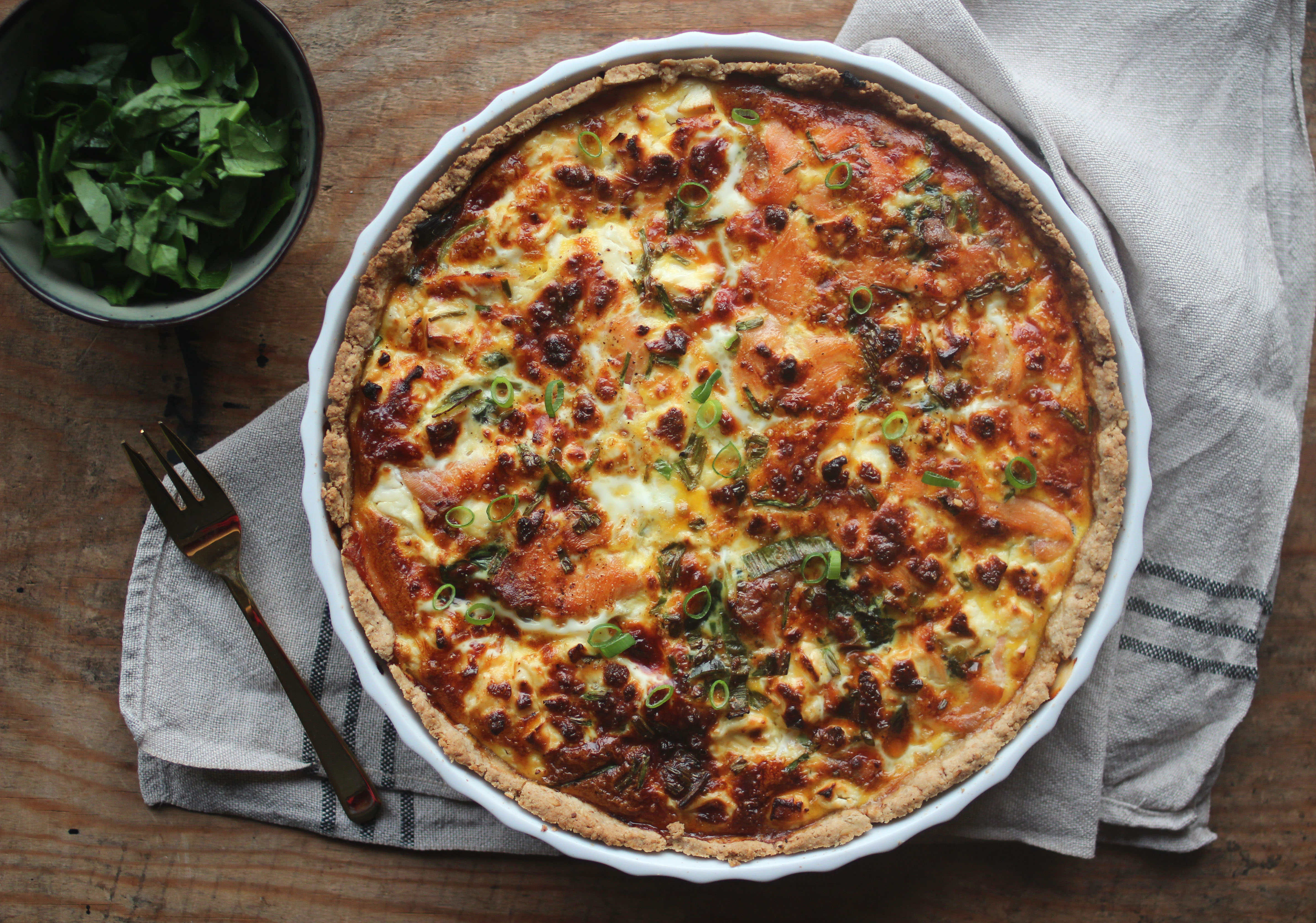 Pai med røkelaks, fetaost og spinat