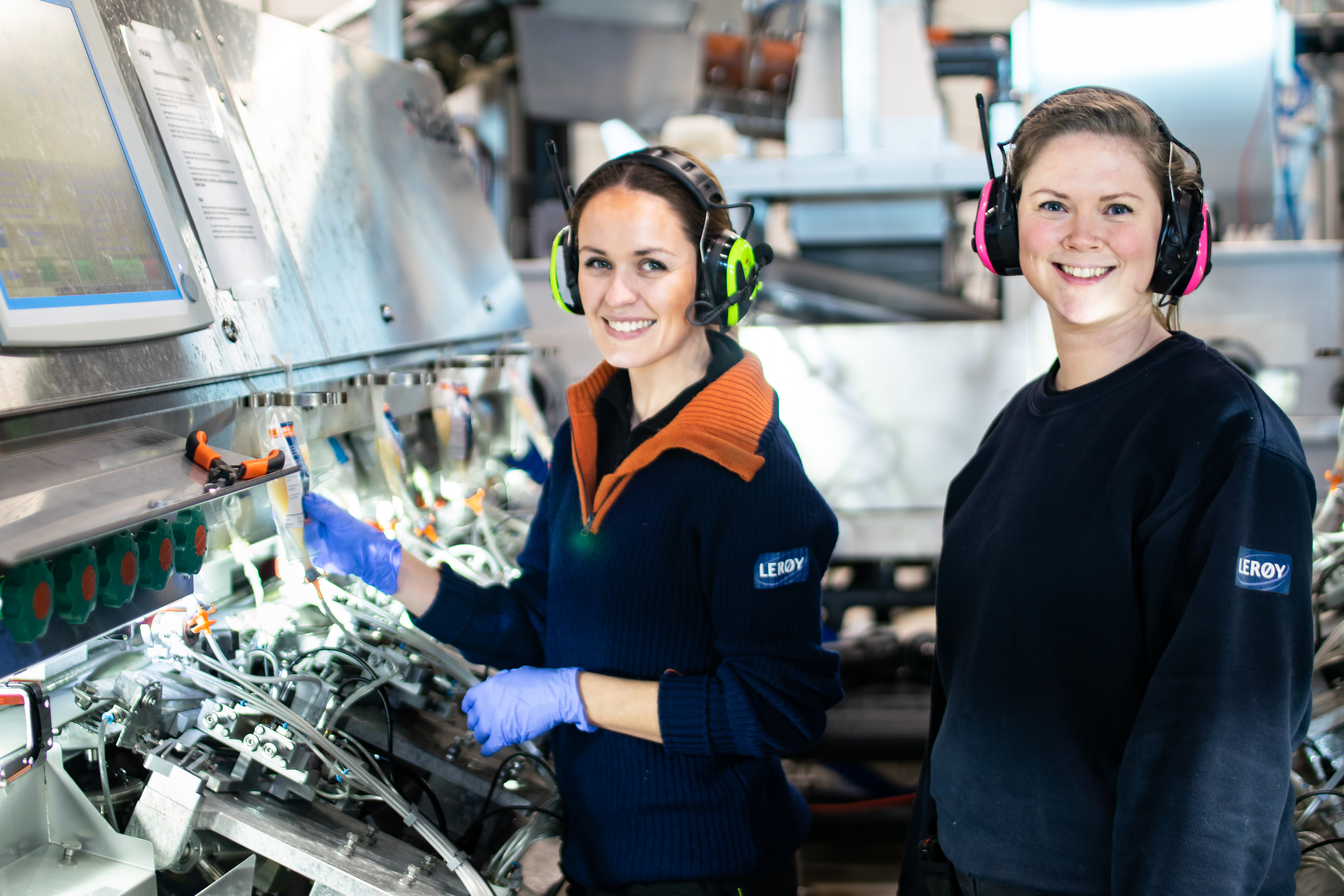 To ansatte ved maskineri i settefiskanlegget Kjærelva