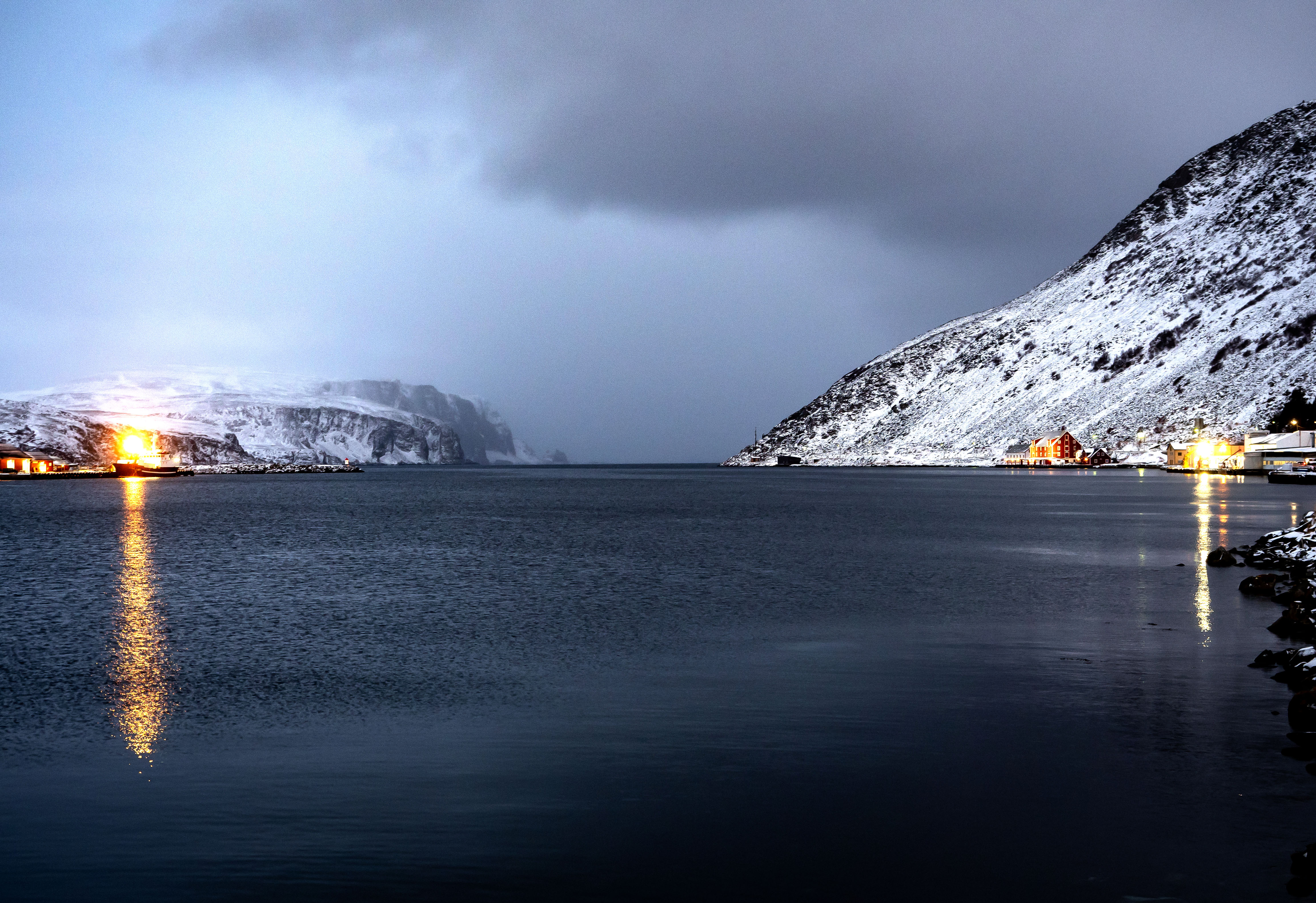 Ansatt ved bil med Lerøy bekledning