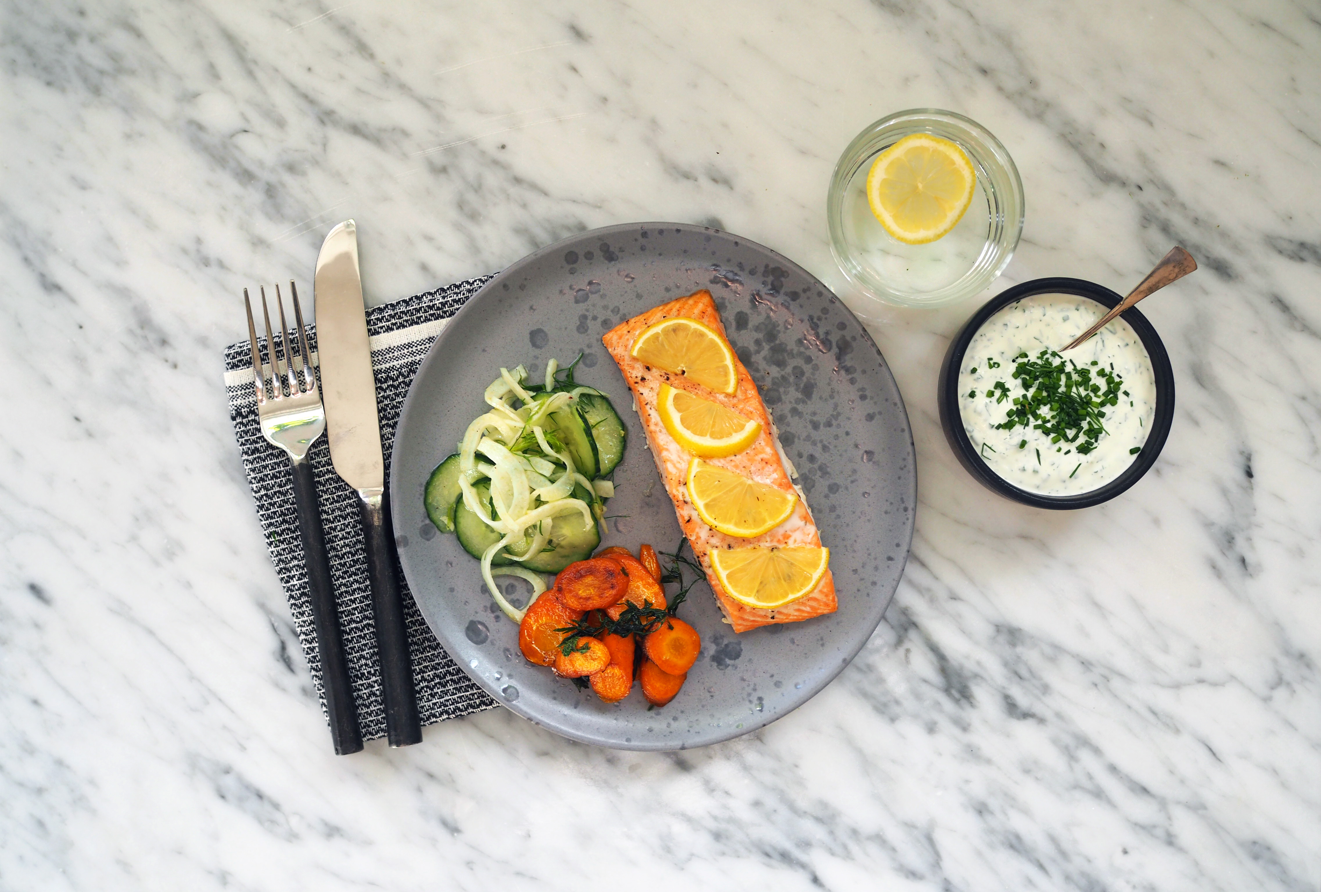 Laks med agurk- og fennikelsalat