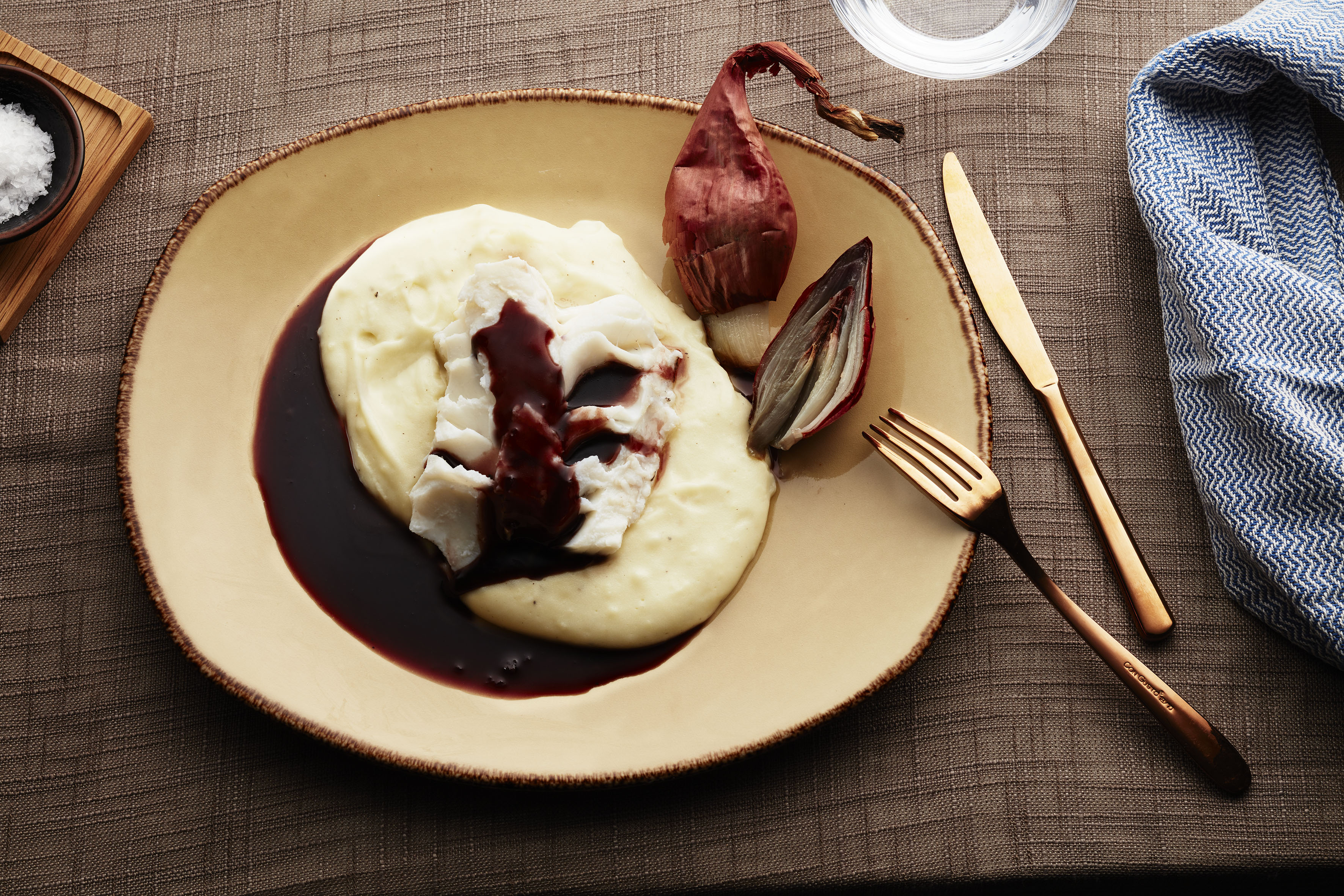 Torsk med potatis- och vitlökspuré, rödvinssås och saltbakad scharlottenlök
