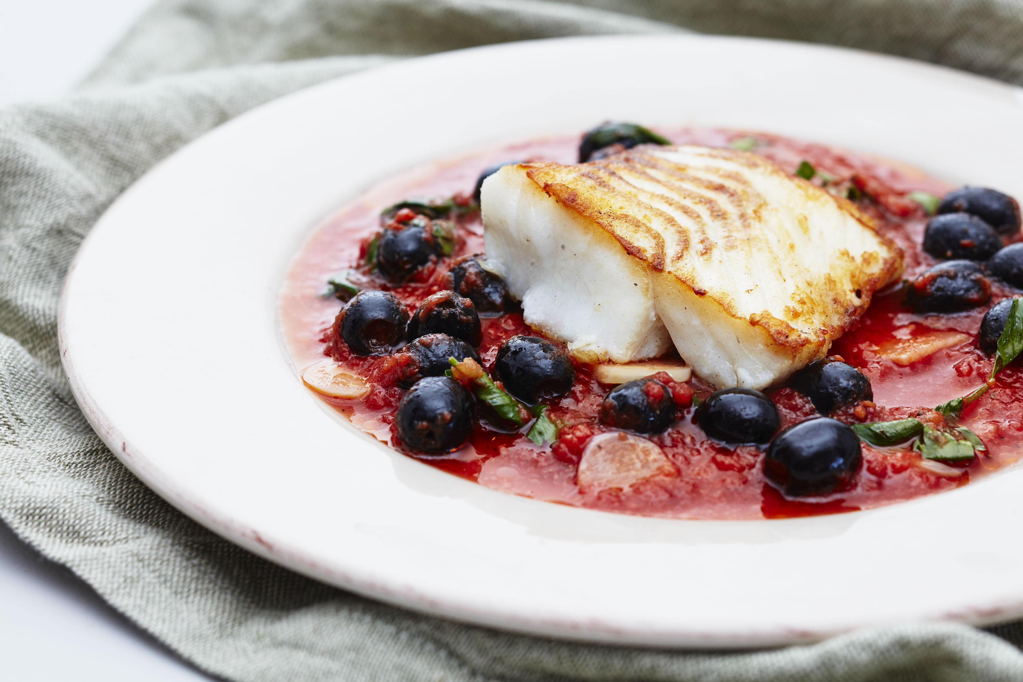 Torskloin och tomatsalsa med vitlök och oliver